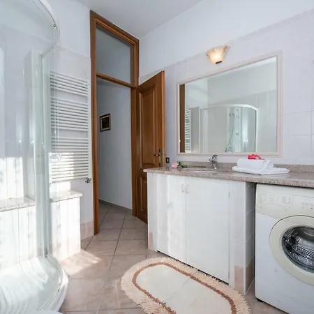 Quicchio Sleeps 4 Pool Apartment