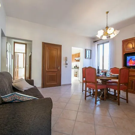 Quicchio Sleeps 4 Pool Apartment