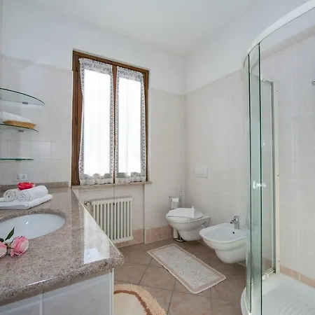 Quicchio Sleeps 4 Pool Apartment